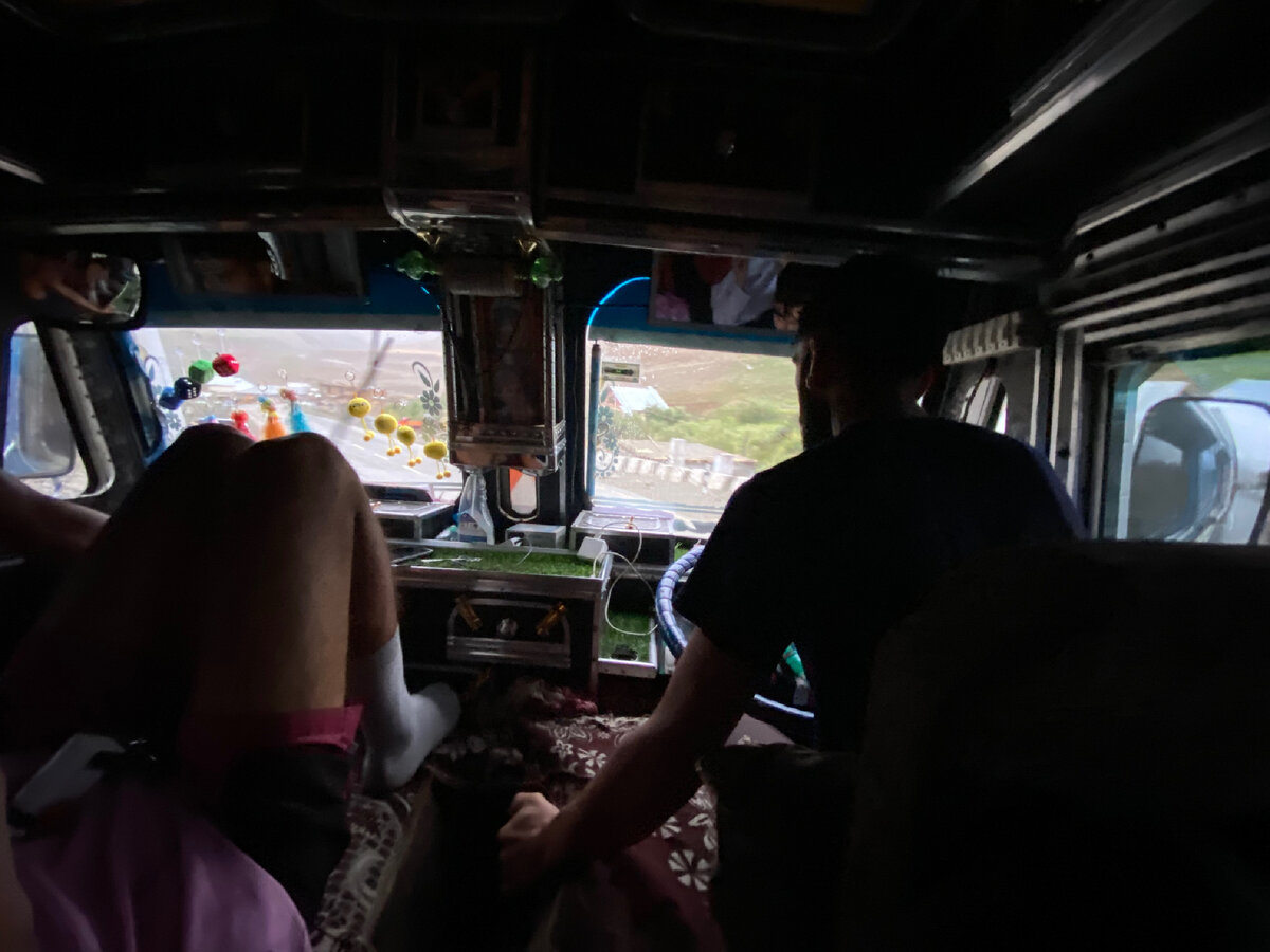 Вид кабины индийского трака