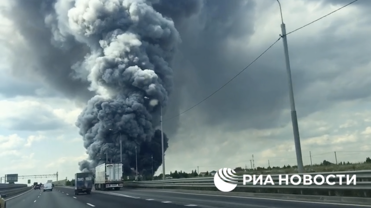    Дым от пожара на складе Ozon в Подмосковье. Кадр из видео© РИА Новости