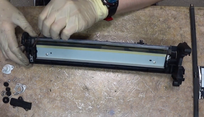 Фото 48. Устанавливаем фотобарабан и фиксируем его втулками