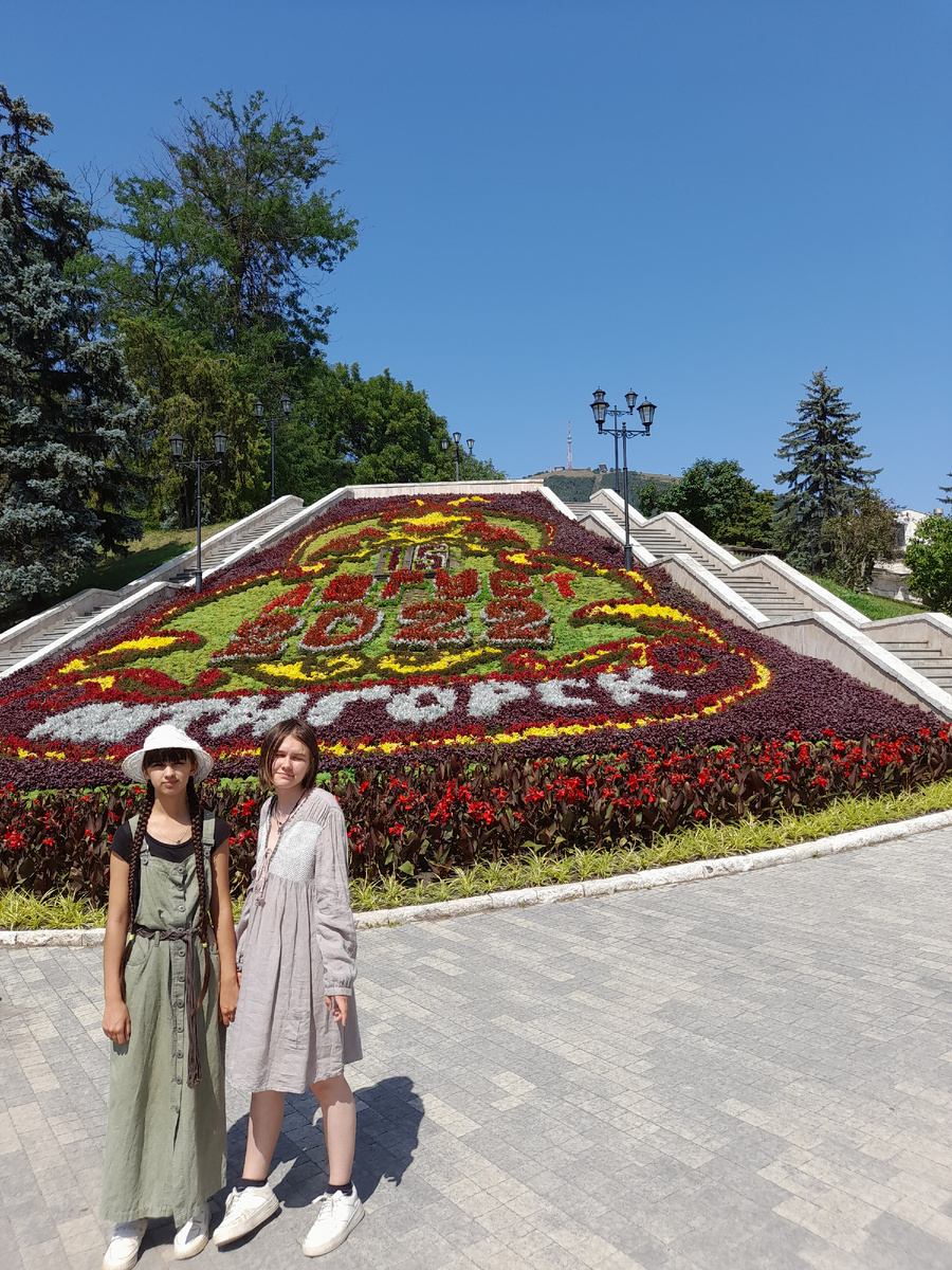 Цветочный календарь есть в каждом городе Кавминвод. Теперь совместные фото сестер станут не столь часты. И хештега моего #трое, которым не сидится в покое пока не будет...