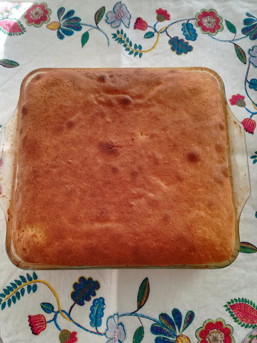 Яблоки в самом низу пирога. Чем больше яблок, тем сочнее получится пирог.