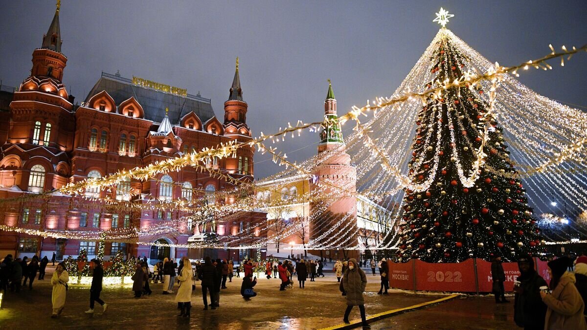    Новогодняя елка с гирляндами на Манежной площади в Москве© РИА Новости / Алексей Филиппов