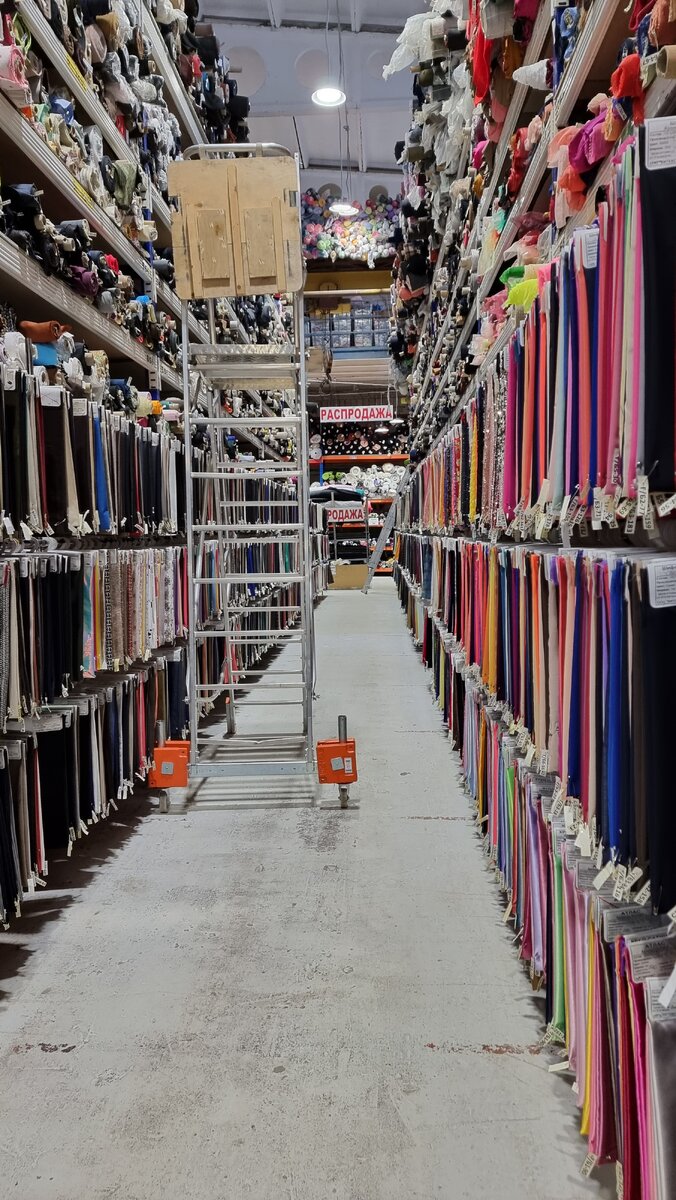 Фото автора. Один из трех рядов тканей в магазине. Тут кто угодно растеряется