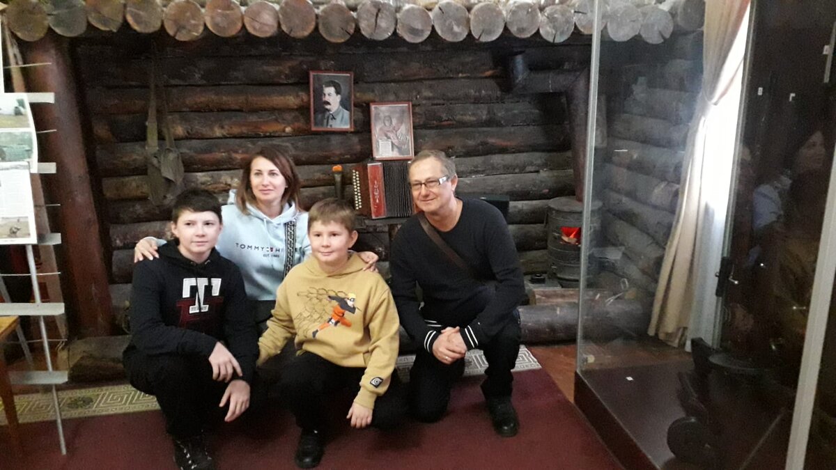 У макета землянки воссозданного Николаем Максимовичем Фоменко