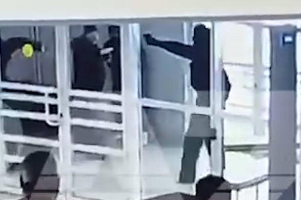     Один из парней начал размахивать пистолетом. Фото: скриншот из видео Baza