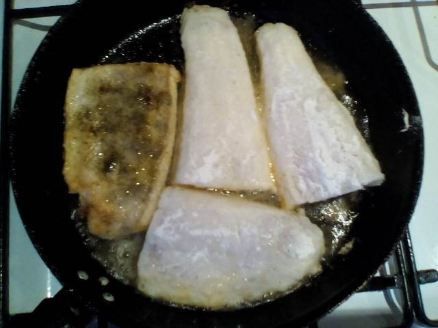 Филе судака жарить на сковороде. Судак в муке на сковороде. Судак жареный в муке на сковороде. Судак в муке на сковороде. Судак жареный на сковороде.