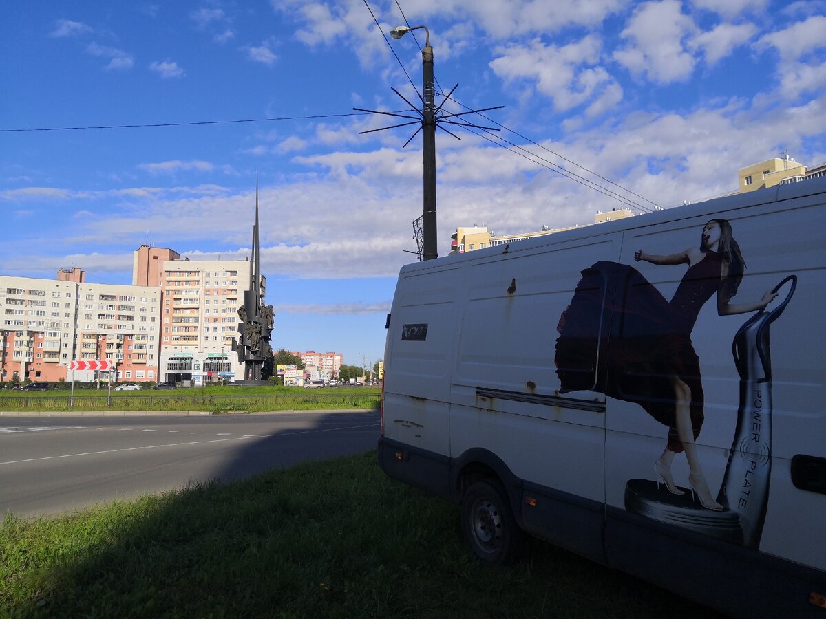 Площадь Давида Пашаева, на которой расположен памятник "Мир и труд".  Ул. Ломоносова в сторону "старого города"