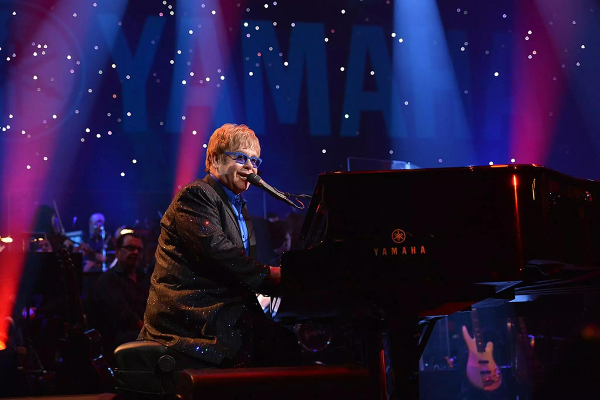 Муз 22. Элтон Джон рояль. Элтон Джон за роялем. Элтон Джон за пианино. Elton John Yamaha Concert.