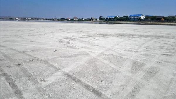 Вот это то самое пересыхающее озерцо. А за ним сам поселок.