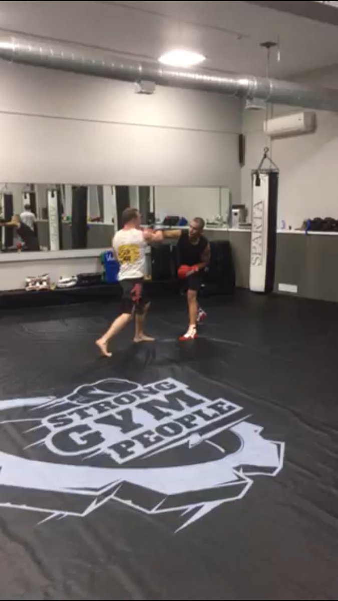 Кадр из видео, с тренировки по боксу. Я в чёрном)