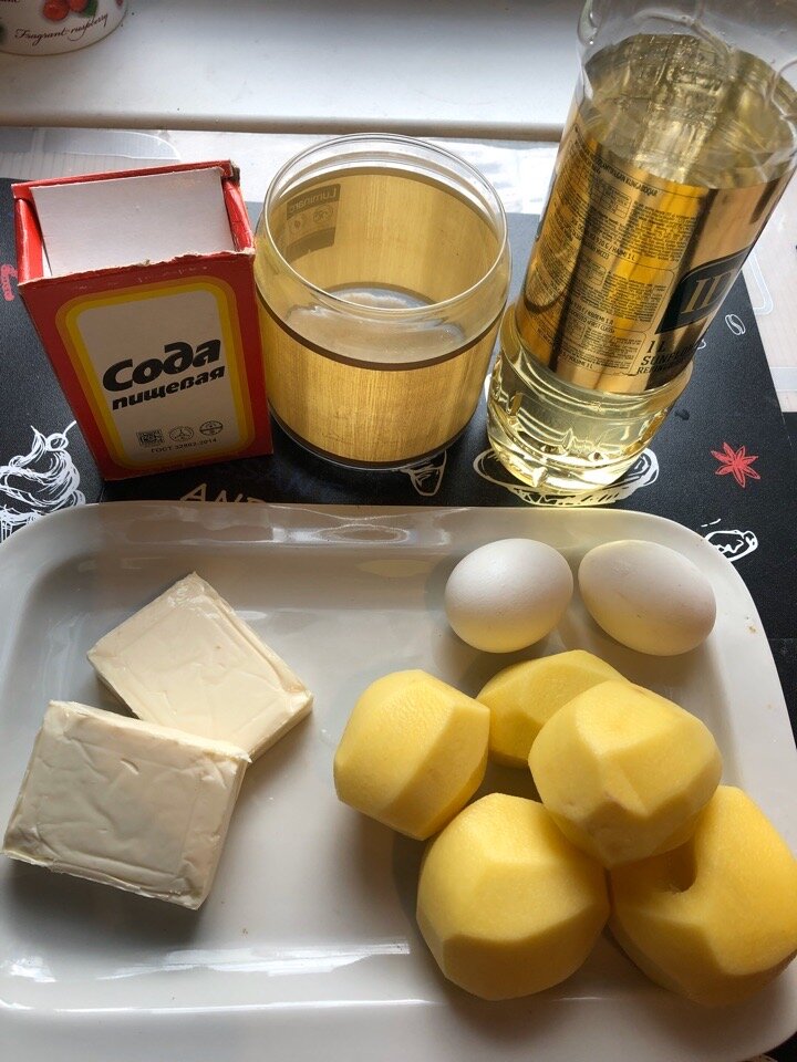 Это блюдо отличается тем, что в него добавляют плавленный сыр. Именно плавленный, потому-что обычный во время жарки плавится и подгорает.