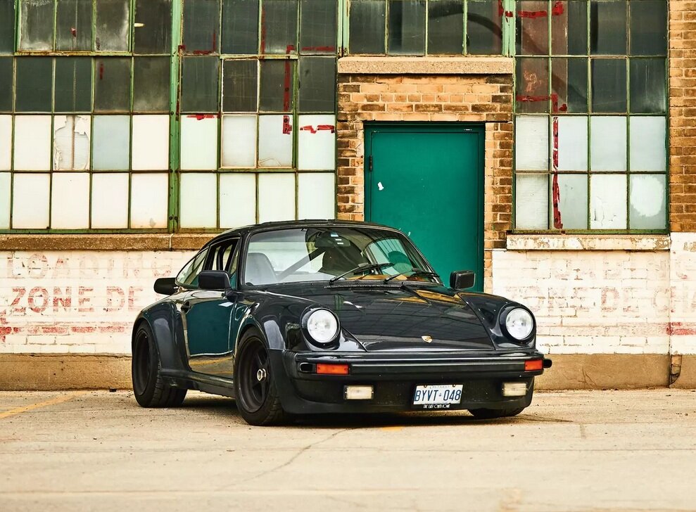 Канадец Билл Макичерн вот уже 44 года владеет Porsche 911 Turbo (930) в цвете Midnight Blue.