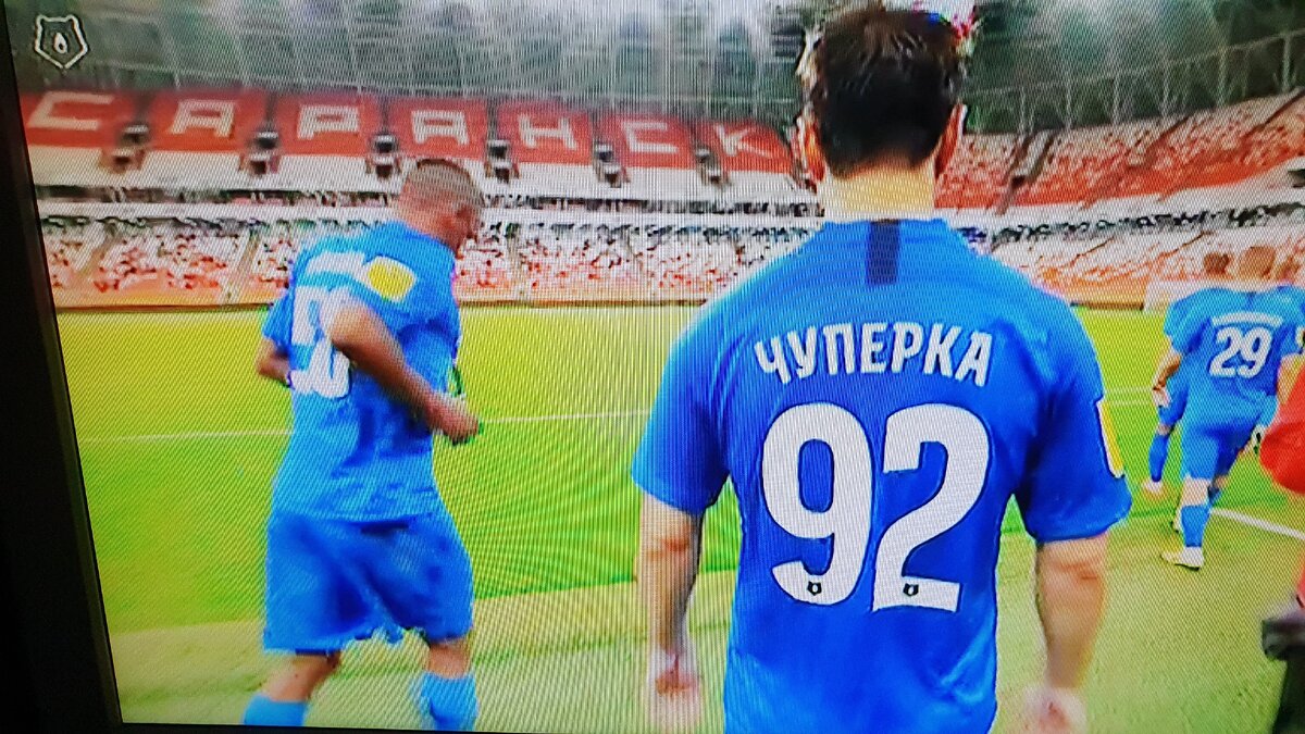 Игроки "Тамбова" выходят на матч в Саранске. Скриншот с видео "Матч ТВ"