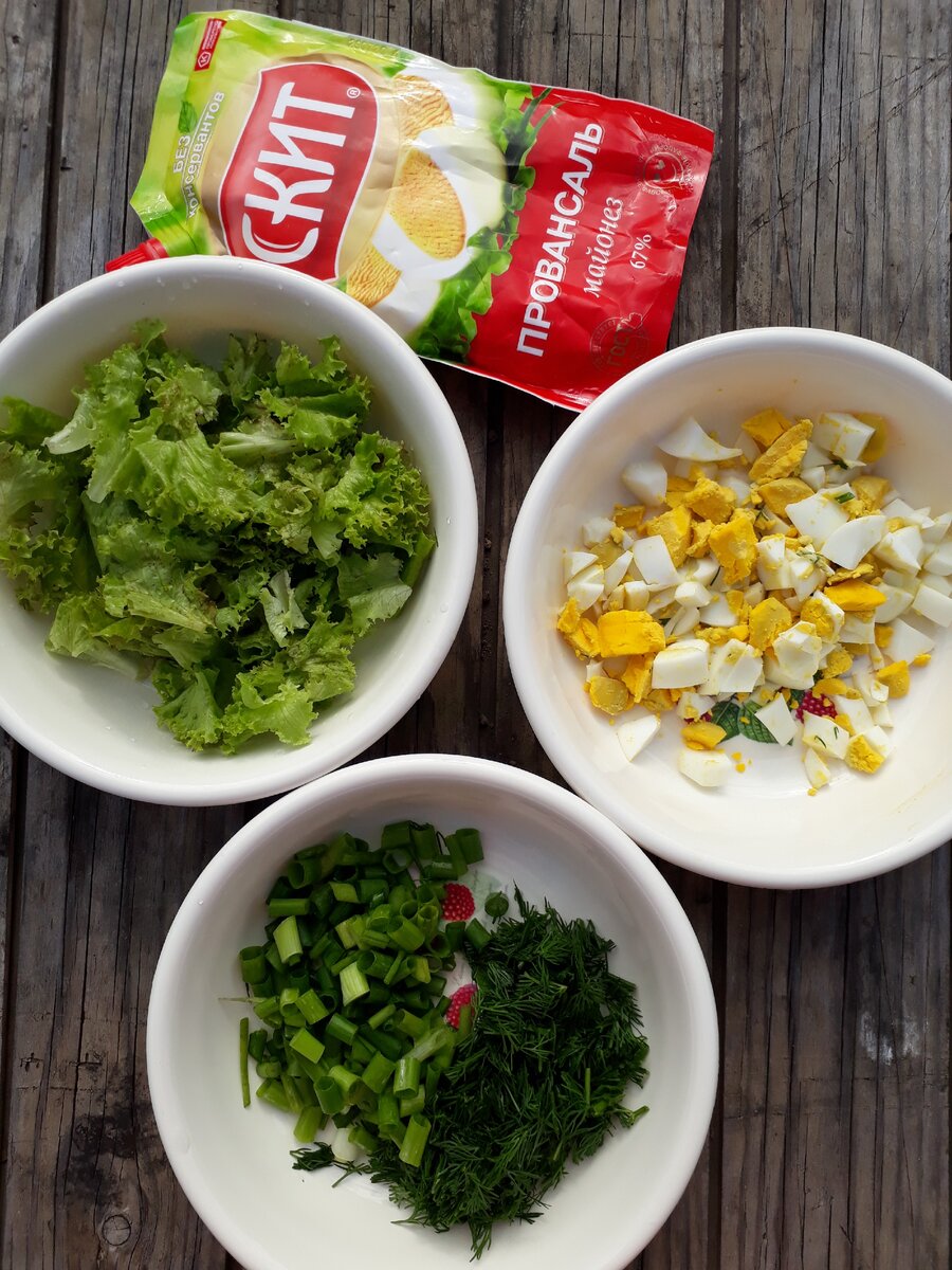 Салат по-деревенски. деревенский салат. Зелень, яйца, салатный лист.