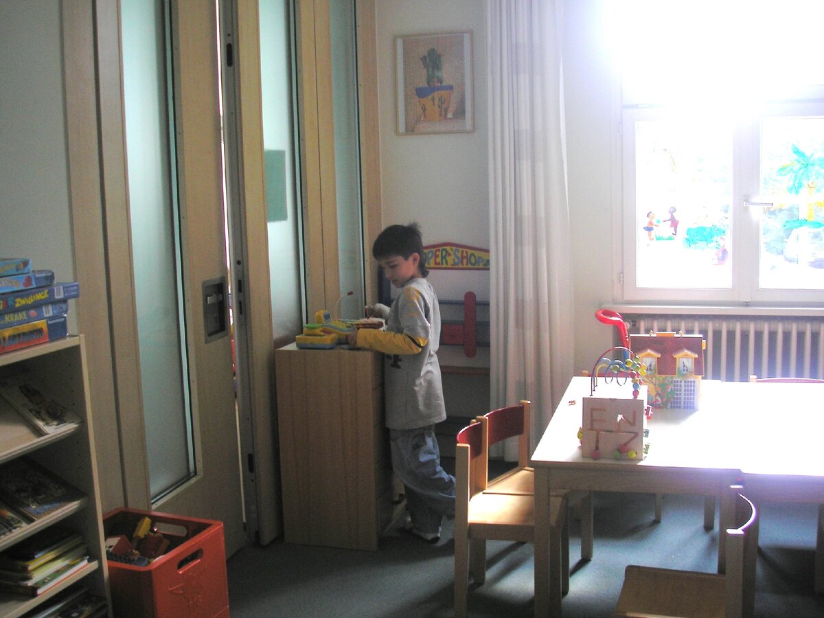 Антон в игровой комнате клиники Шарите (фото автора)