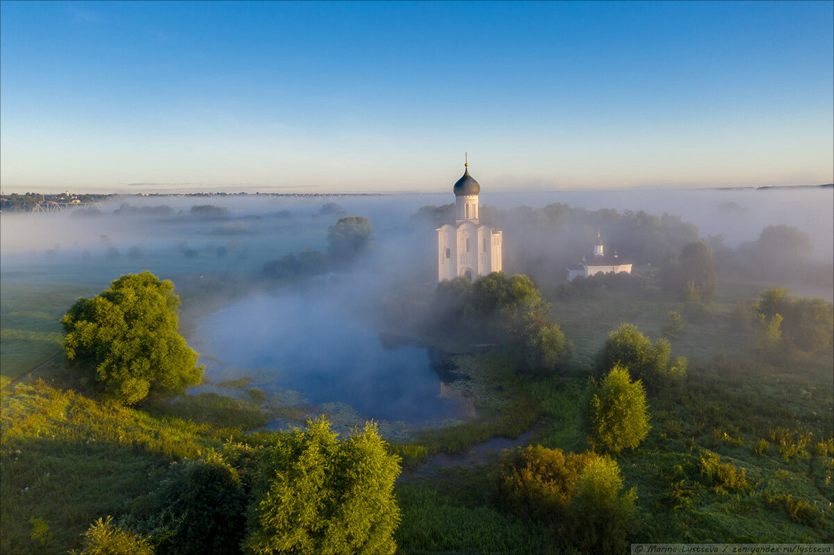 Природа не храм а мастерская и человек. Церковь Покрова на Нерли сверху. Село Боголюбово Владимирская область храм на Нерли. Церковь Покрова на Нерли вид сверху. Церковь Покрова на Нерли 1166 г..