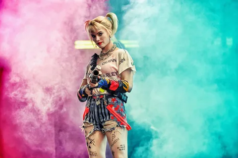 Хищные птицы: Харли Квинн рассталась с Джокером и через некоторое время сообщила об этом всему Готэму, взорвав тот самый химзавод. Девушка больше не тоскует по несостоявшимся отношениям - ей некогда, так как она также потеряла неприкосновенность, и теперь за ней охотятся разной степени криминализованности граждане, желающие отомстить. А в это время ставший крёстным отцом Готема Роман Сайонис очень жаждет вернуть пропавший бриллиант, который стащила у его подручного малолетняя карманница. Дата выхода: 6 февраля 2020 г. (РФ)
Жанр: боевик, преступление, комедия
Страна: США
Режиссёр: Кэти Янь
Музыка: Дэниэл Пембертон
Длительность: 109 мин.