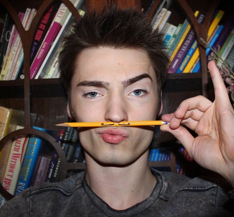 Источник: https://pixabay.com/photos/pencil-mustache-smexy-smart-books-4804078/