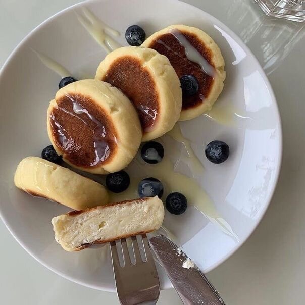 Сырники с голубикой и сгущёнкой 