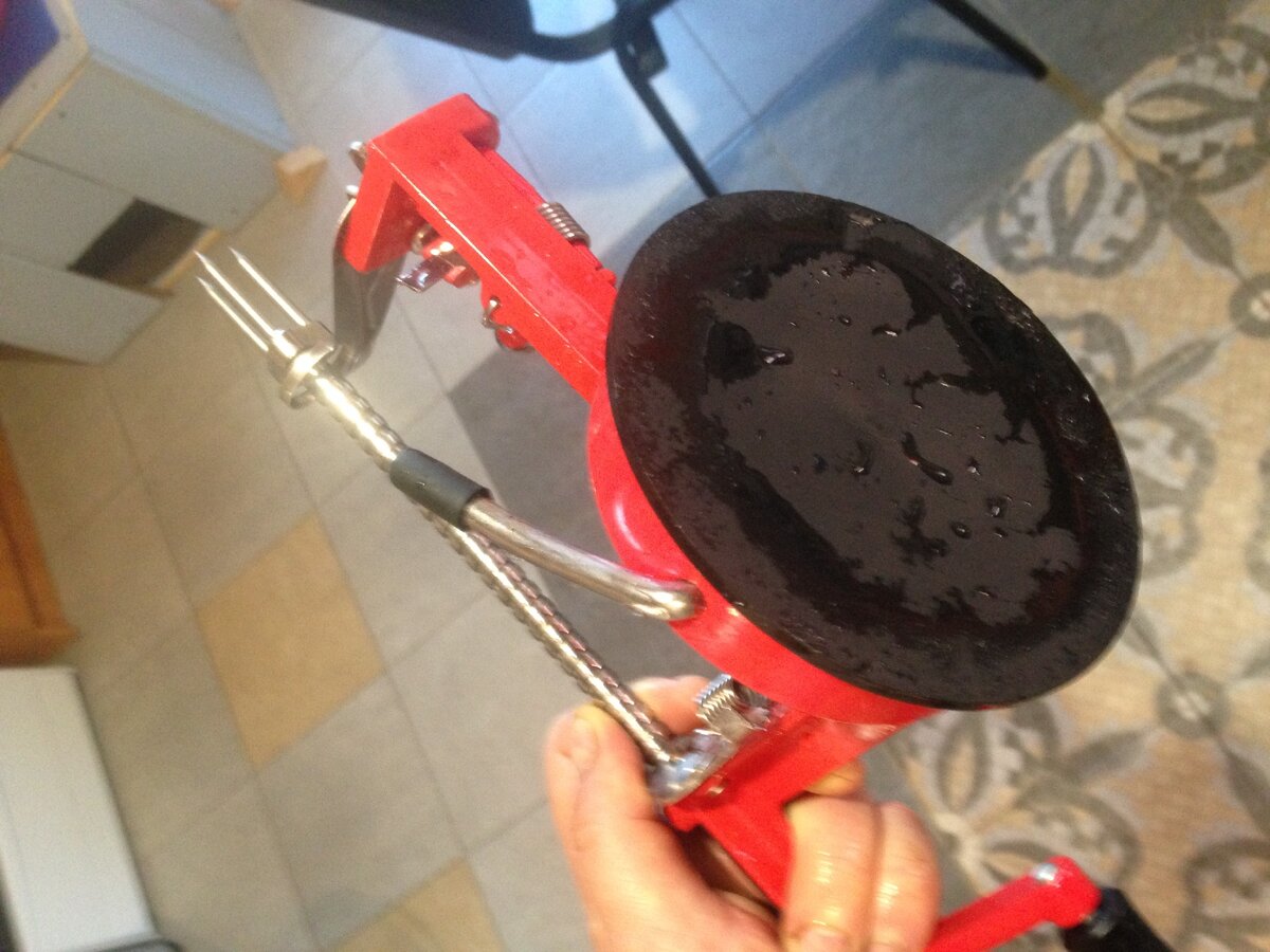 Присоску перед использованием лучше немного смочить.