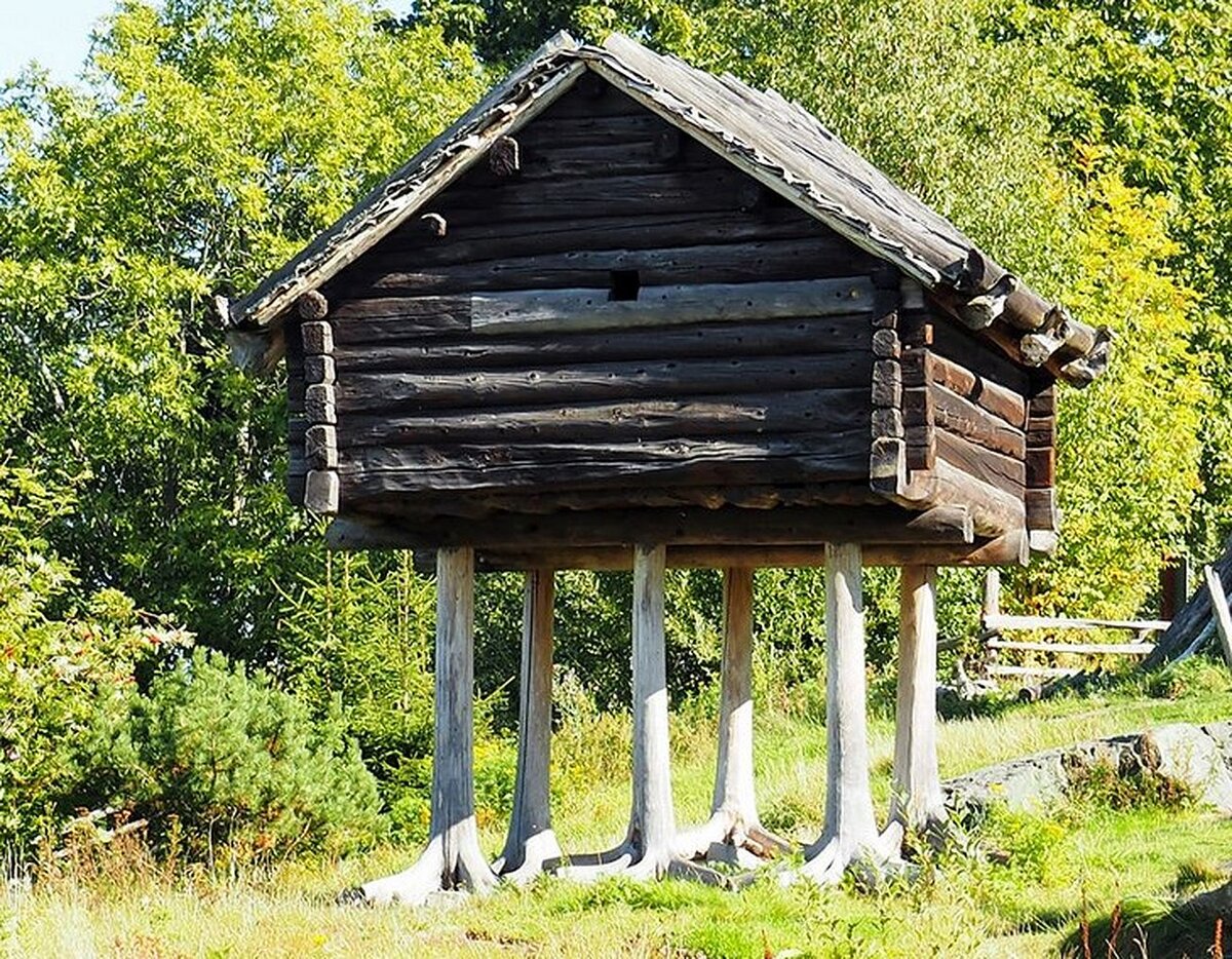 В лесу на курьих ножках. Скансен избушка. Саамский Амбар на курьих ножках. «Избушка на курьих ножках» (беседка) (1883, Абрамцево).. Избушка на курьих ножках.