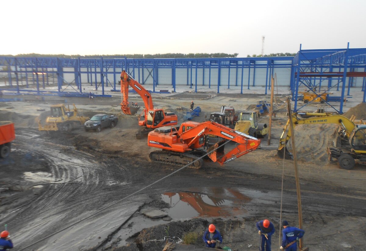 Строительство завода (фото автора)