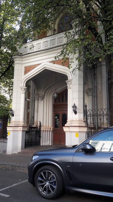 Вход в особняк Леман, часть комплекса зданий ЦДА. Насколько я поняла, его двери сейчас в основном закрыты.