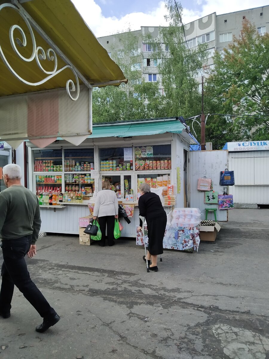 Пасмурный день не помеха для покупок. 