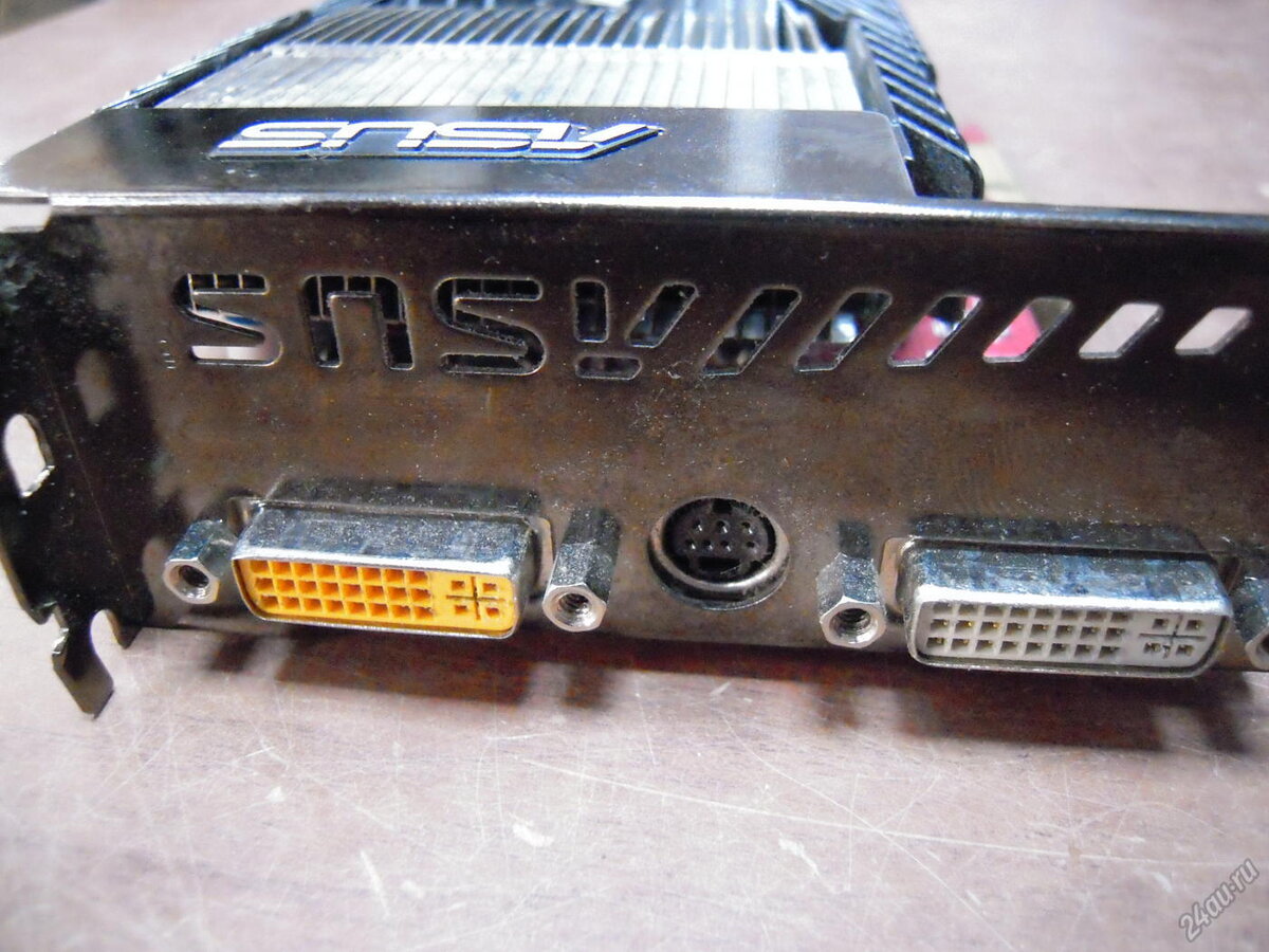 Не смотря на интерфейс agp и память Ddr2. Видеокарта имеет 2 dvi d порта. 