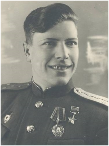 Болотов Андрей Иванович – командир роты 467-го стрелкового полка (81-я стрелковая дивизия, 61-я армия, Центральный фронт), старший лейтенант. Родился 12 августа 1919 года в селе Колово Грязнухинского (ныне Советского) района Алтайского края в крестьянской семье. Русский. Образование неполное среднее. Работал в колхозе, затем секретарём Коловского сельсовета. Призван в армию в 1938 году Грязнухинским райвоенкоматом. Служил красноармейцем, заведующим складом, курсантом полковой школы, помощником командира взвода.
Во время Великой Отечественной войны в действующей армии – с 1942 года. Воевал на Западном, Центральном и Белорусском фронтах. В 1943 году окончил курсы подготовки начальствующего состава Западного фронта. Был направлен на Центральный фронт, в 81-ю стрелковую дивизию, где сражался в должности заместителя командира и командира стрелковой роты.
В составе 70-й армии Центрального фронта участвовал в Орловской стратегической наступательной операции (12 июля – 18 августа 1943 года), где дивизия наступала по территории Орловской области в направлении на село Тросна (южнее Орла) и к концу операции вышла к немецкому оборонительному рубежу «Хаген» в районе города Дмитровск-Орловский.
В составе 61-й армии на Центральном фронте с 7 сентября 1943 года участвовал в Черниговско-Припятской наступательной операции (26 августа – 30 сентября 1943 года). В ходе операции 81-я стрелковая дивизия, продвигаясь вначале на юго-запад, а затем на северо-запад по территории Сумской и Черниговской областей Украины, форсировала Десну и к концу операции вышла к Днепру у посёлка Любеч (юго-западнее города Лоев Гомельской области, Белоруссия).
А.И.Болотов отличился при форсировании Днепра и в последующих боях за удержание и расширение захваченного плацдарма.
В числе первых 1 октября 1943 года со своей ротой под огнём противника преодолел Днепр на подручных средствах. Рота ворвалась в траншею врага и захватила плацдарм, чем помогла переправе всего полка. Отразив многочисленные контратаки противника, рота освободила село Глушец (Лоевский район Гомельской области).
Указом Президиума Верховного Совета СССР от 15 января 1944 года за мужество и героизм, проявленные при форсировании Днепра и в боях на плацдарме, старшему лейтенанту Болотову Андрею Ивановичу присвоено звание Героя Советского Союза с вручением ордена Ленина и медали «Золотая Звезда» (№2748).
Во время последующих боёв на территории Гомельской области Белоруссии А.И.Болотов был тяжело ранен и отправлен в тыловой госпиталь. После излечения служил инспектором отдела всевобуча (всеобщего военного обучения) Алтайского краевого и Новосибирского областного военкоматов.
С 1946 года майор А.И.Болотов – в запасе. В 1949 году окончил Высшую школу профсоюзного движения, в 1952 году – Высшую дипломатическую школу Министерства иностранных дел СССР. 
 В 1952 -1953 годах работал в должности второго секретаря в 4-м Европейском отделе МИД, затем вице-консулом в Народной Республике Болгария, в городах Бургас и Варна. По возвращению в Москву работал в секретариате заместителя министра иностранных дел, затем был заместителем заведующего Отделом печати МИД СССР. В 1962-1967 года снова был направлен за рубеж – вторым секретарем посольства СССР в Чехословакии. По возвращению в Москву возглавлял Общий отдел Управления делами МИД. В 1971-1974 годах снова работа за рубежом, был консулом в Генеральном консульстве в городе Варна (Болгария). В 1974-1978 годах – советник Спецотдела МИД. В последней командировке за рубеж в 1978-1983 годах – заведующий консульским отделом в посольстве СССР в Чехословакии. В 1984 году по состоянию здоровья вышел в отставку в ранге советника второго класса. 
 Жил в Москве. Умер 4 ноября 1988 года. Похоронен на Кунцевском кладбище в Москве.
Награждён орденами Ленина (15.01.1944), Отечественной войны 1-й степени (11.03.1985), медалями.
Почётный гражданин села Колово. 

Из наградного листа
Тов. Болотов в наступательных боях против немецких захватчиков с 1 по 7 октября 1943 года, а в особенности при форсировании реки Днепр в районе западнее местечка Любеч Черниговской области и отражении контратаки противника 6 октября 1943 года проявил мужество, отвагу и решительность.
Противник, укрывшись на господствующем рубеже, своим сильным артиллерийским и ружейно-пулеметным огнем не давал никакой возможности нашей пехоте переправиться через реку Днепр на правый берег ее. Тогда тов. Болотов мелкими группами на лодках и вплавь переправил роту, невзирая на сильный огонь противника, первым во главе своей роты ворвался в траншеи противника и, истребив в ожесточенной схватке до 50 солдат противника, занял его траншею, чем содействовал нашей пехоте переправиться на правый берег реки Днепр.
19 раз противник превосходящими силами пехоты при поддержке сильного артиллерийско-минометного огня контратаковал роту тов. Болотова и каждый раз откатывался от ружейно-пулеметного огня роты, неся при этом большие потери. Когда 6 октября противник бросил против роты тов. Болотова до батальона своей пехоты при поддержке 13 танков, после сильной артиллерийско-минометной обработки переднего края, тов. Болотов ружейно-пулеметным огнем своей роты отрезал пехоту противника от танков, сам впереди своей роты с криком «Вперед!» бросился в атаку на противника, истребив при этом свыше 100 солдат и офицеров противника.

Затем по пятам противника со своей ротой ворвался в село Глушец и после ожесточенного боя занял его, захватив при этом в плен всю его санчасть немецкого пехотного полка в количестве 5 солдат и 1 офицера.
Тов. Болотов достоин правительственной награды – звания «Герой Советского Союза».
Командир 467 стрелкового полка полковник Рыбченко
16 октября 1943 года 
Биография предоставлена Л.Е.Шейнманом (г. Ижевск)	
    Источники	
		 Воробьёв В.П., Ефимов Н.В. Герои Советского Союза: справ. – С.-Петербург, 2010.
		 Герои Советского Союза: краткий биогр. слов. Т.1. – Москва, 1987.
		 Дипломаты - Герои Советского Союза, Герои Социалистического Труда - Москва, 2005
		 Документы на сайте «Подвиг народа»
		 Кузнецов И.И., Джога И.М. Золотые Звёзды Алтая. - Барнаул: 1982
