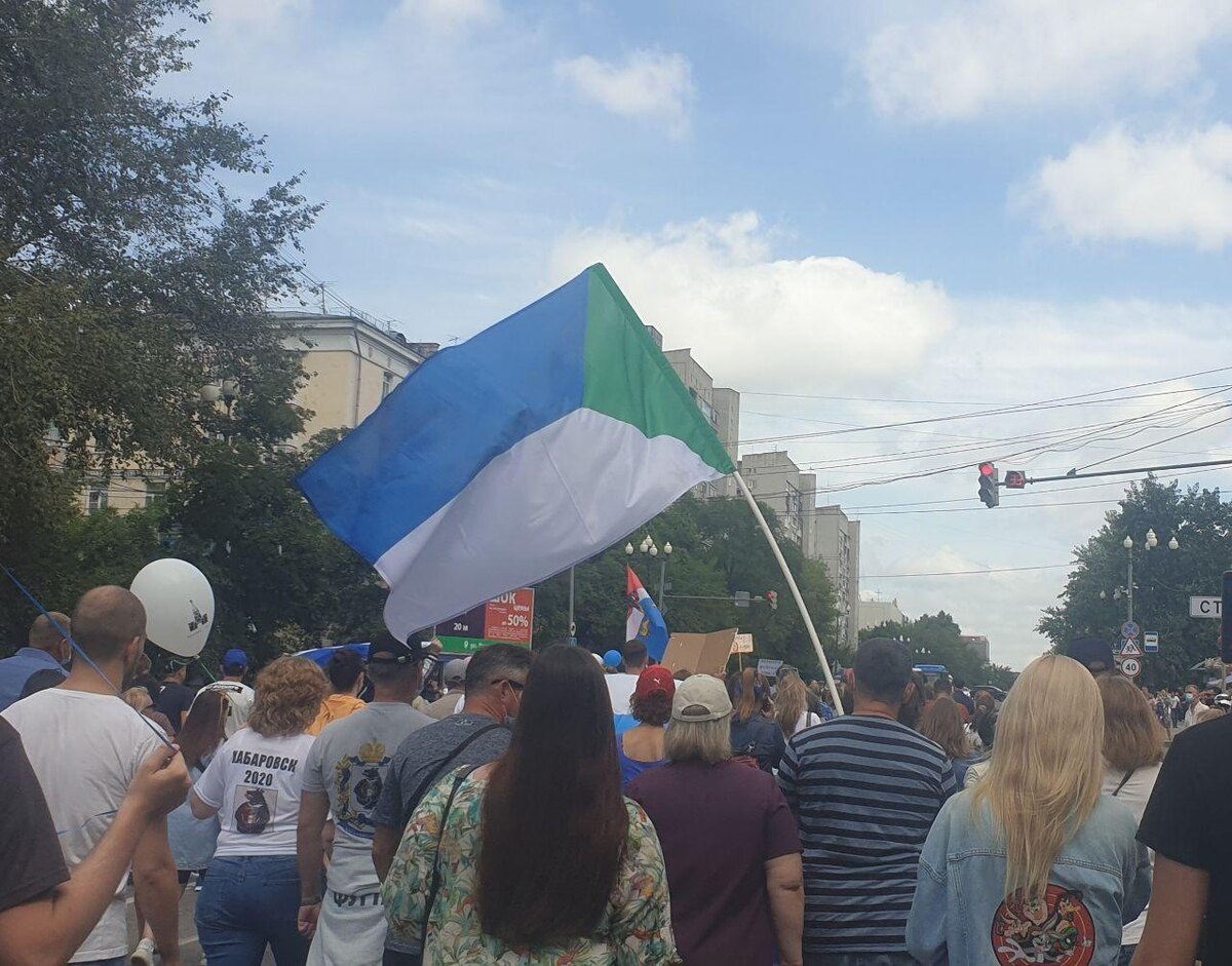Шествие в Хабаровске с флагом края