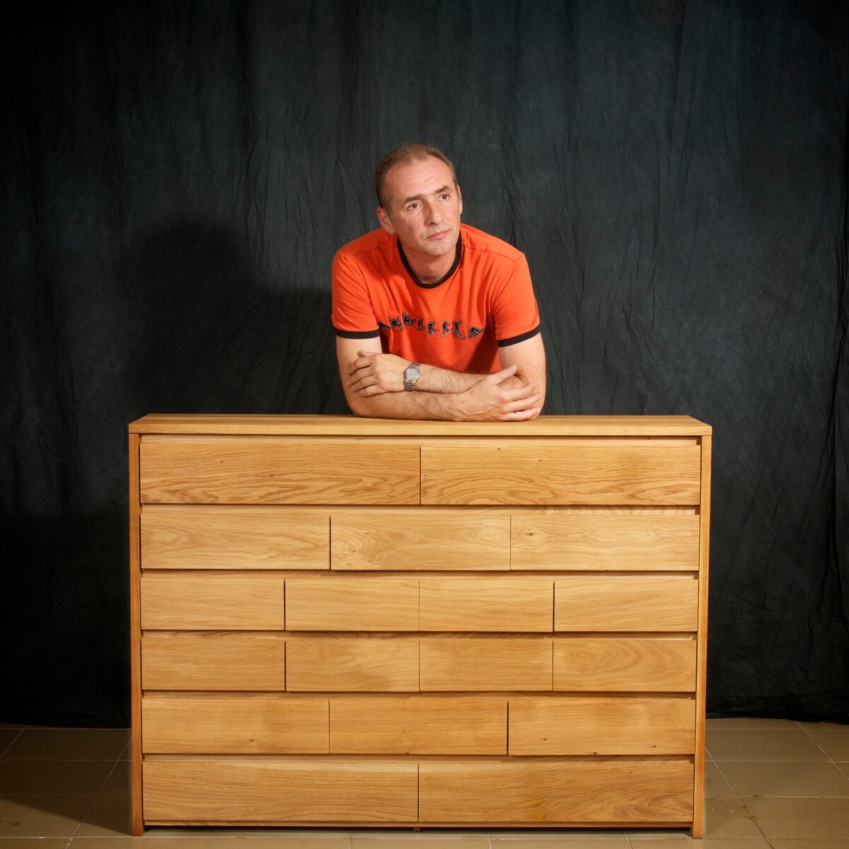 Автор со своим дубовым комодом (все ящики одной высоты)