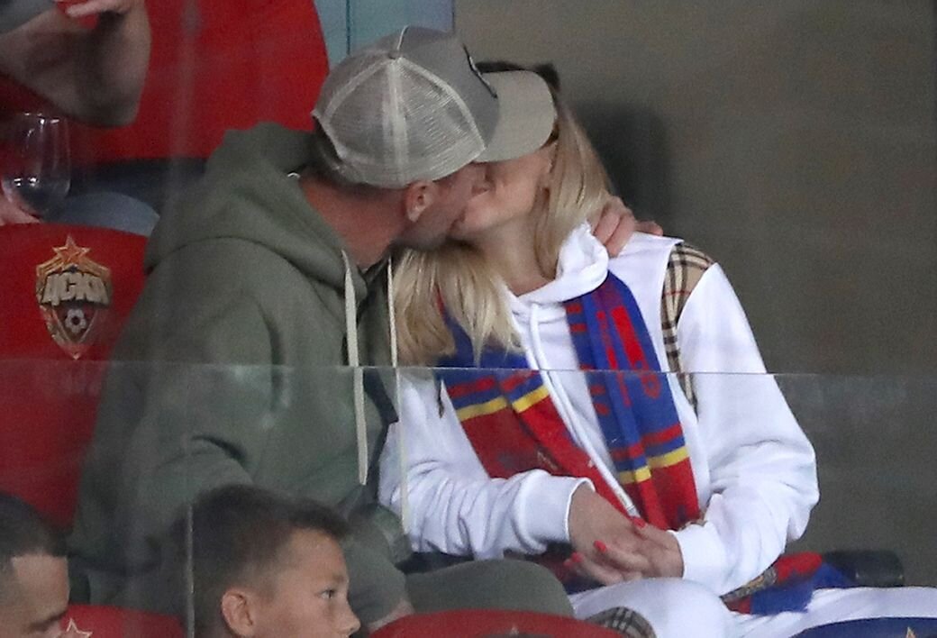 Поцелуй Дениса Глушакова и Ксении Коваленко на дерби