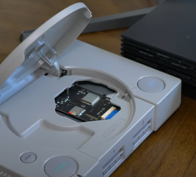 Собранная Playstation 1 с XStation. Случайно можно уронить карту памяти внутрь приставки.