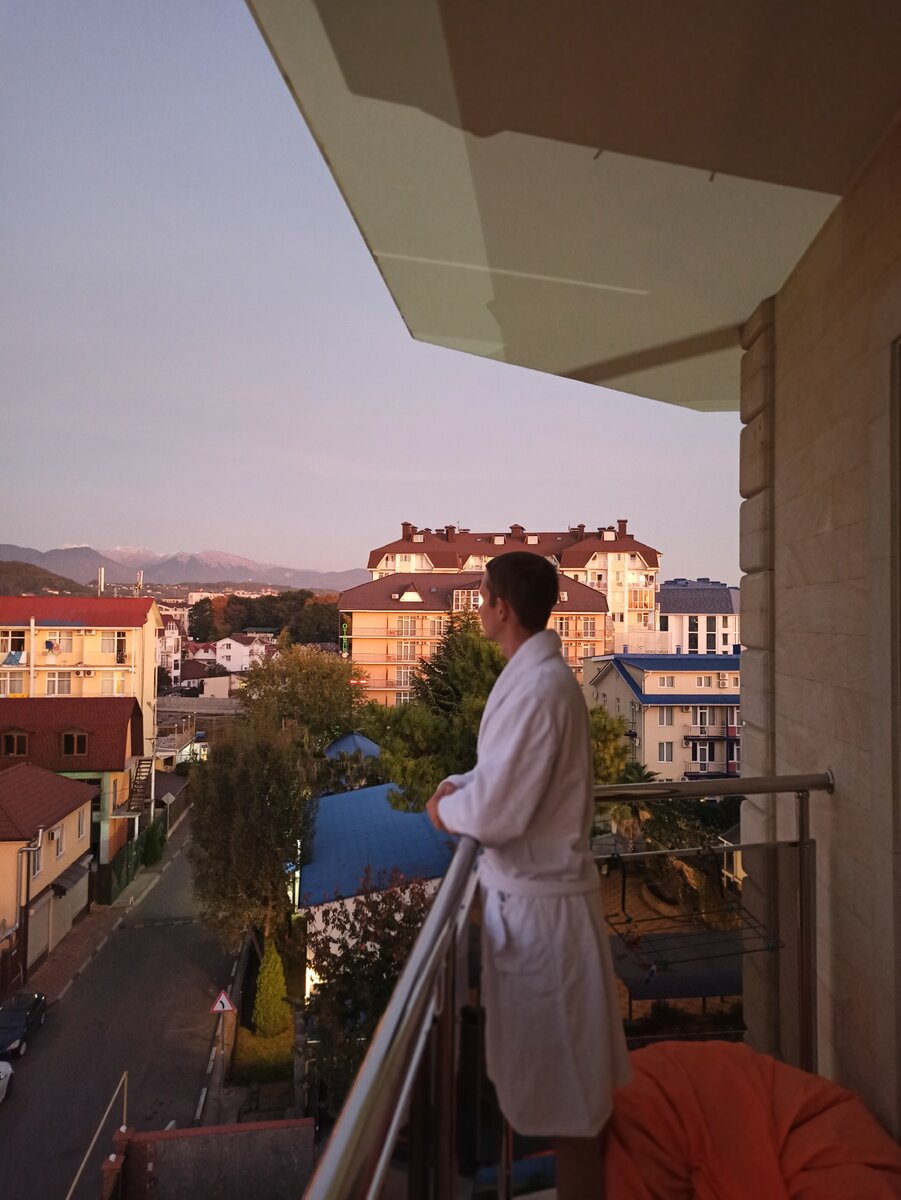 Осматриваю местность! Уже в халате.