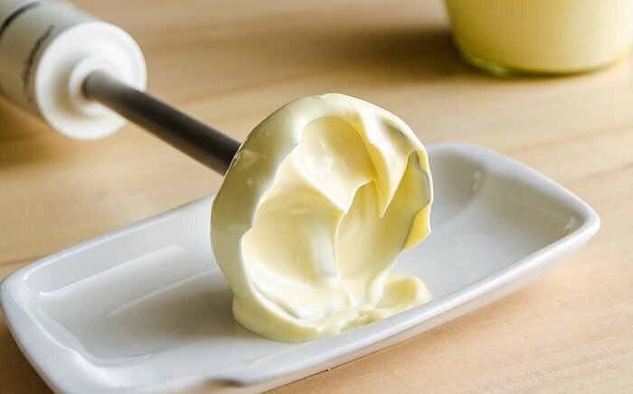 Получается густой вкусный соус, который хранится достаточно долгое время, в отличие от домашнего майонеза, приготовленного из сырых яиц.Мой майонез получается намного вкуснее магазинных аналогов, плюс он намного полезнее того, что предлагают производители.Майонез готовлю из полностью натуральных продуктов, а потому его можно есть ложами и никакого вреда для здоровья.Этот майонез я использую для заправки салатов, закусок. А муж и дети его уминают просто, намазав на хлеб, вприкуску с колбасой.А готовится майонез очень и очень просто. Самое длительное время занимает варка яиц. Потому я рекомендую отварить из заблаговременно.Итак,Необходимые ингредиенты
Желтки куриные, сваренные вкрутую - 2 штуки;
Сметана (у меня домашняя) - 1 стакан;
Горчица (соус) - 1 ложка столовая;
Соль - по вкусу, я кладу 1 чайную ложку.
Также можно по вкусу добавить черный перец (молотый).Процесс приготовления
В чашу блендера или глубокое блюдо (если будете использовать погружной блендер) нужно сложить все перечисленные ингредиенты:сметану,
желтки;
горчицу,
соль и перец.

И нажать кнопку блендера. Взбивать на протяжении нескольких секунд или одной минуты.Все.Домашний майонез готов.Получается вкусный густой соус, который идеален для приготовления салатов и закусок.
Вкуснее майонез приготовить просто невозможно, а главное получается это сделать всего за пару минут.А Вы покупаете майонез или готовите сами?Поделитесь своим рецептом в комментариях.Спасибо.Приятного аппетита!