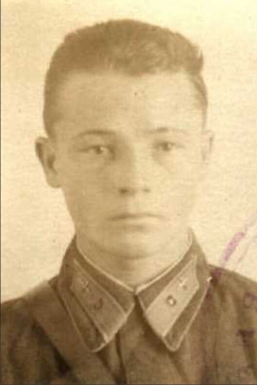 Младший лейтенант Талалихин. Снимок из учетно-послужной карточки
(портал «Память народа» – pamyat-naroda.ru).