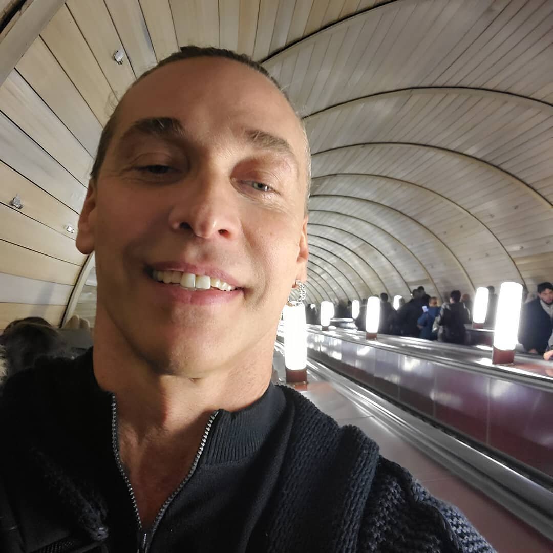 Тарзан в метро. Источник иллюстрации - Яндекс.Картинки