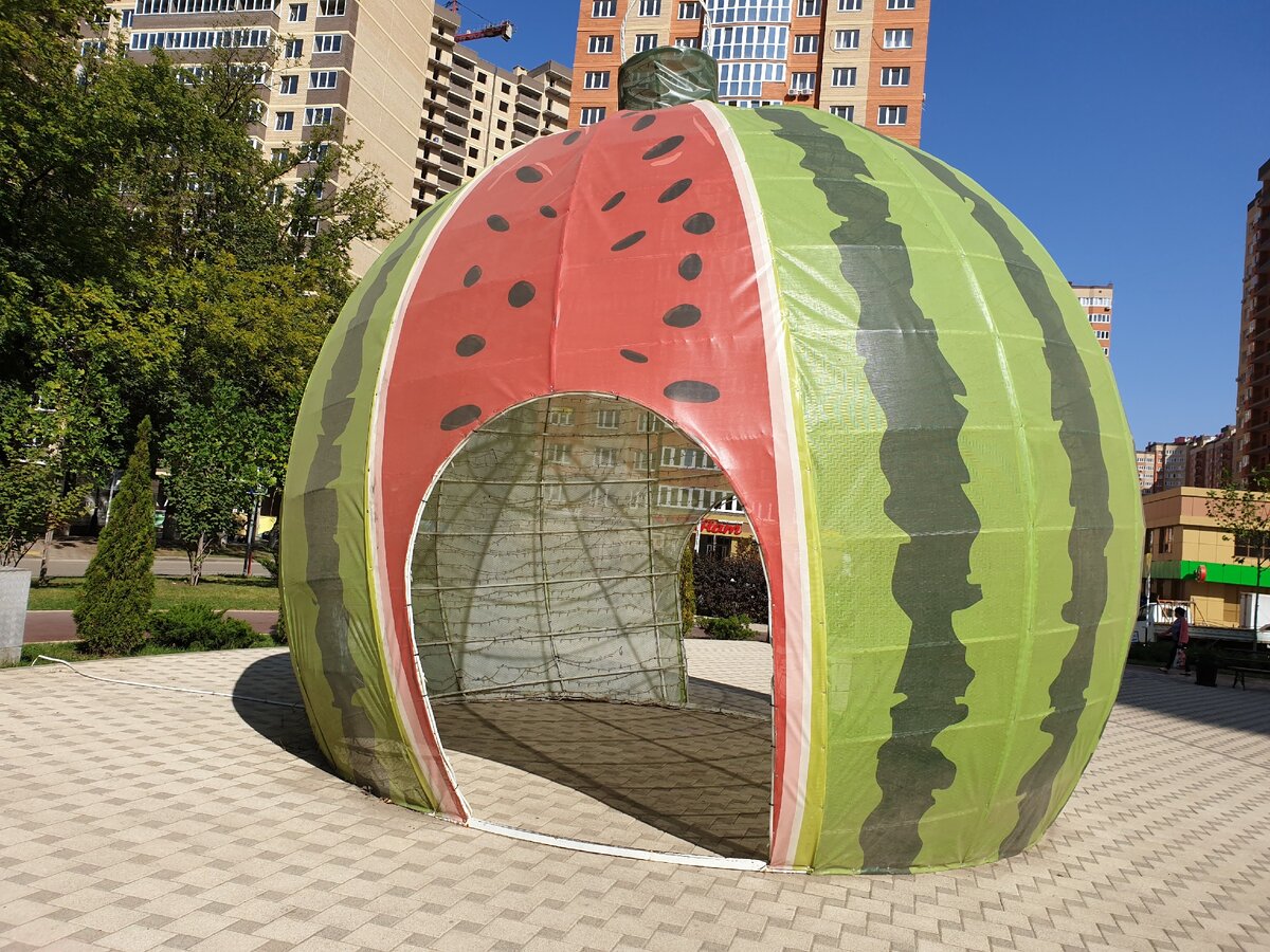 Наш арбуз инсталляция в парке у дома