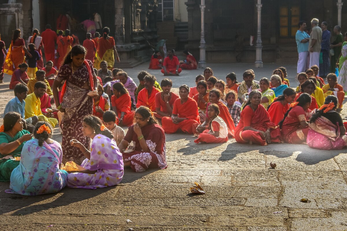 Какое название индии. Индия танцовщицы девадаси. Храмы Индии девадаси. Поклонение Шиве. Индия люди в храме.