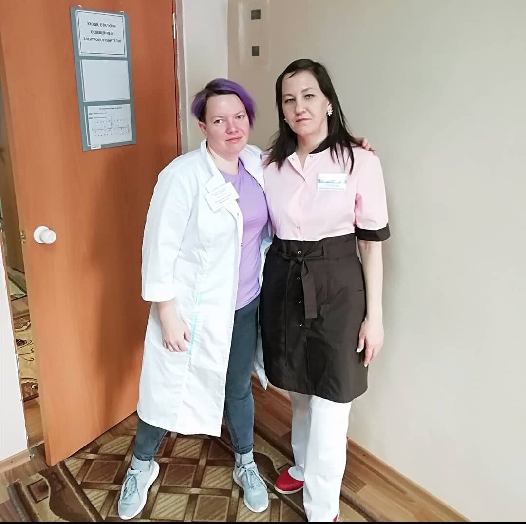 Военно-призывная комиссия 2019 года. г. Емва. Нарколог (с фиолетовыми волосами) и терапевт.