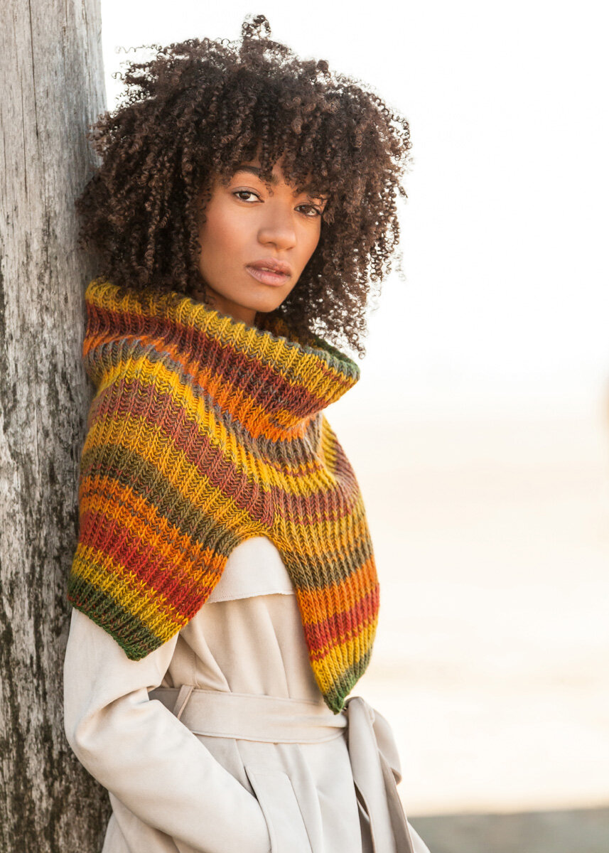 Вязаный пуловер из разноцветной пряжи