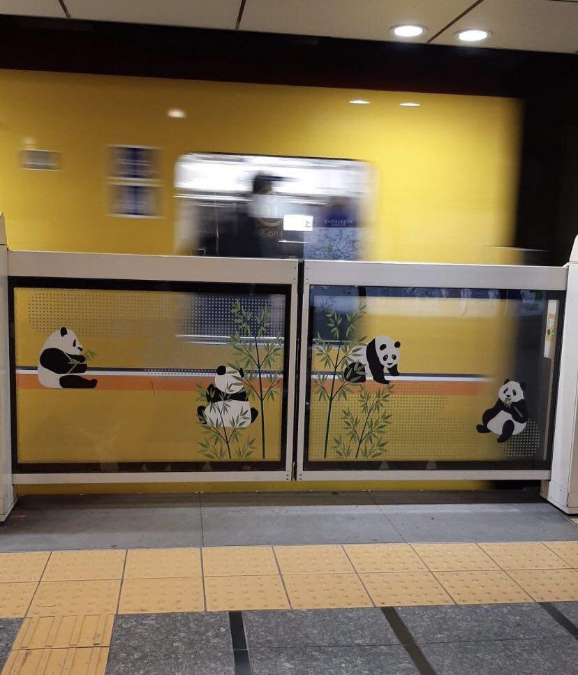 Милые двери с пандами для входа в вагон метро.