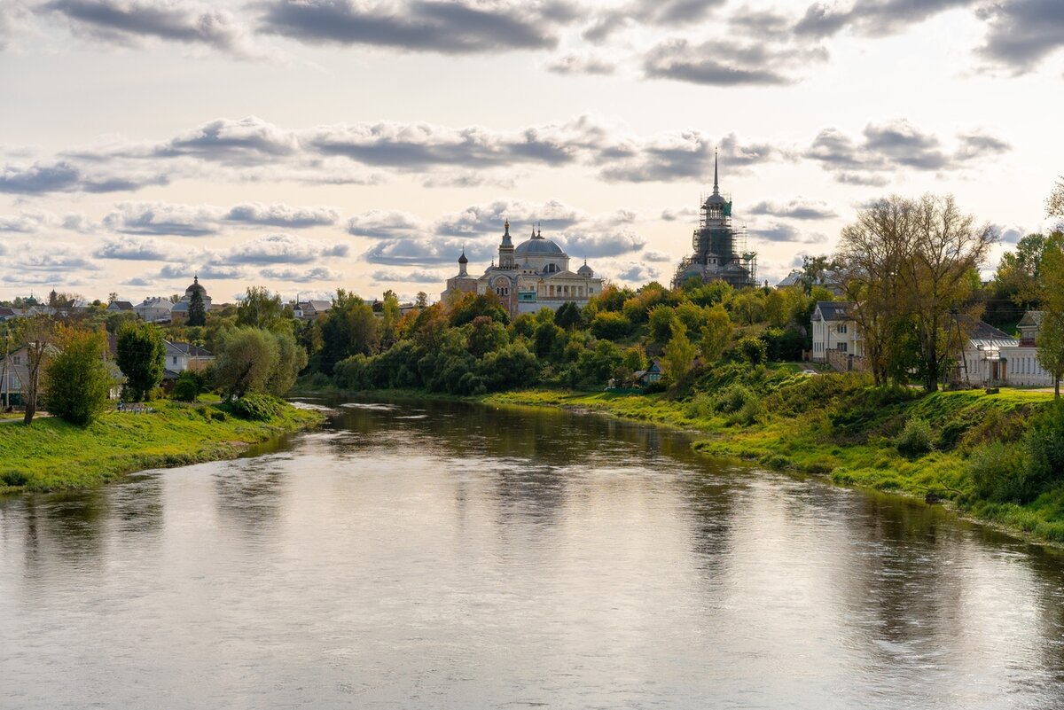 Вид на Борисоглебский монастырь в Торжке, лето