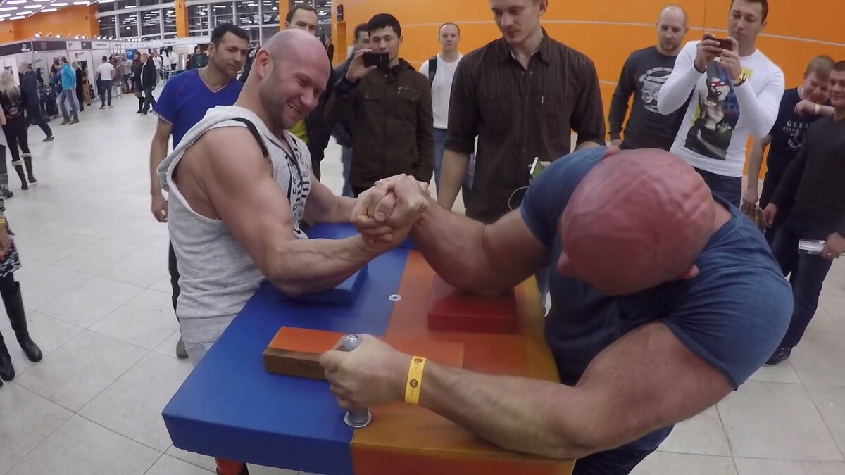 Когда я прозевал старт противник довольно сильно разогнул мою руку и положение стало очень опасным, в таком положении я "уперся" и держал позицию наверное около минуты.