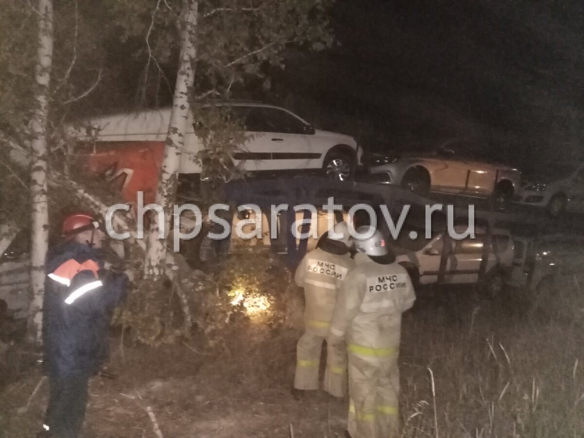 На месте работают спасатели областной службы спасения, медики скорой помощи, сотрудники ДПС.