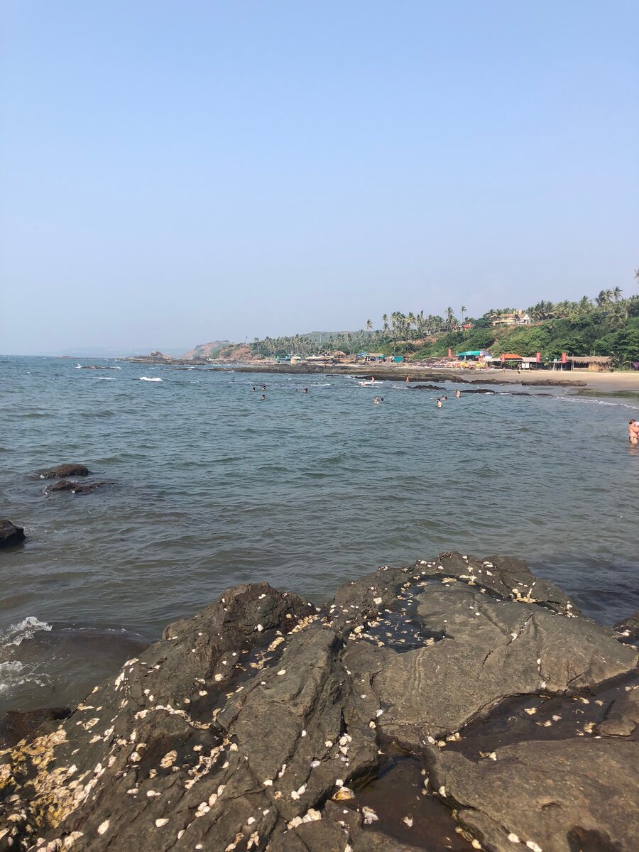 А это вид с края малого Вагатора на пляж (по сути я и сделала фотографию около головы Шивы)