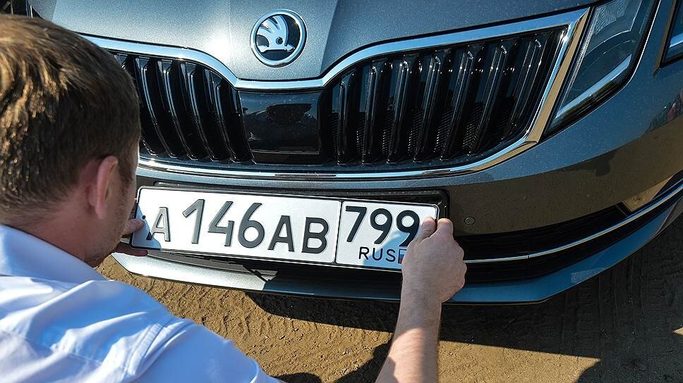 С течением времени или в результате аварии номера автомобиля могут прийти в негодность. С них может слезть краска, они могут быть гнутыми и т.д. В таком случае, чтобы не получить штраф, номера необходимо заменить.

Раньше заменой номеров занималось только ГИБДД. Водителям приходилось ждать месяц, а то и два, чтобы наконец получить нормальный номер. Сейчас же это сделать гораздо проще, ведь появились специальные организации, которые получили лицензию у ГИБДД на изготовление номеров.

Порядок действий при замене номеров:

1.Необходимо в отделении ГИБДД узнать список организаций, которые занимаются заменой номеров.
2. Для замены номеров потребуются оба знака (передний и задний). По отдельности номера не меняются. Исключением являются номера на автоприцеп и мотоцикл.

3. Номера изготавливаются в срок до 3-5 дней, но чаще всего быстрее.

4. Далее необходимо заменить номера на новые и заплатить за процедуру их изготовления. При замене номеров, старые номера изымаются организацией.

Важно запомнить, что при замене номеров необходимо иметь оба номерных знака. Если один из номерных знаков был утерян или украден, то специальная организация не сможет сделать новый номер. В таком случае процедура получения номеров будет другая:

1.Необходимо приехать в ГИБДД с паспортом, правами, свидетельством о регистрации транспортного средства и техпаспортом (ПТС).
2. Там пишется заявление об утере номеров. Образец зачастую можно найти на стенде.

3. Оставшийся номер сдается в ГИБДД и оплачивается гос. пошлина. Она аналогична той, которая платится при получении номеров.

4. Затем сотрудник ГИБДД сверяет документы и, если все хорошо, то выдает новое свидетельство о регистрации ТС и номера, а в техпаспорте делается отметка о том, что выданы новые номера.

5. В страховом полисе тоже делаются соответствующие пометки.

Все максимально просто, поэтому следует следить за состоянием номеров и их наличием.