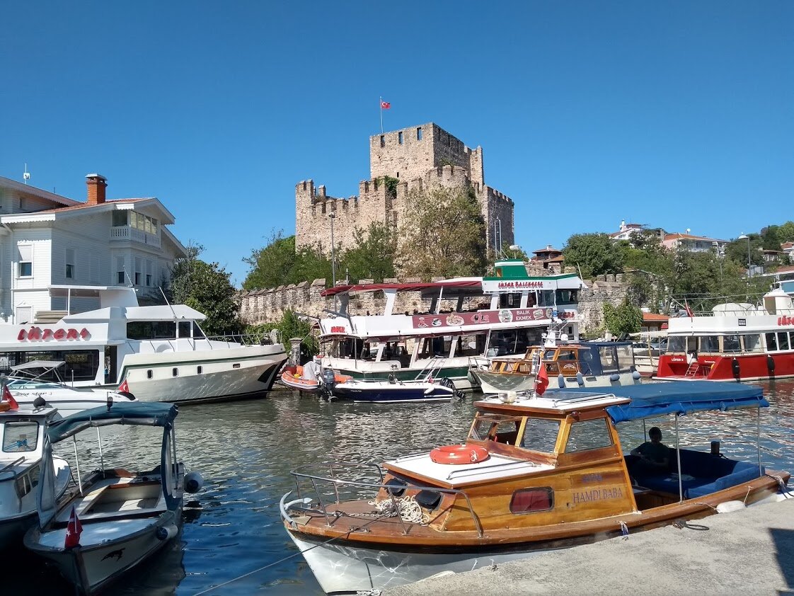 Стоянка катеров. Двухэтажный катер - на приколе, это ресторан.