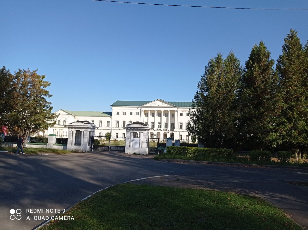 между куорпусами заброшеннойУсадьба Ивановское.